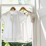Белые блузки висят у открытого окна