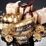 Costume jewelry looks beautiful and is a worthy alternative to products made from precious materials