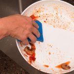 Как бережно очистить керамическую сковороду - горчица в помощь!