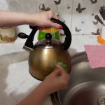 как отмыть чайник от жира снаружи