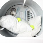 Как стирать перьевые подушки в машинке и вручную и как сушить