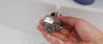 После чистки серебра любым из описанных способов тщательно промывайте его чистой водой