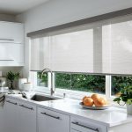 Широкая рулонная штора на кухонном окне