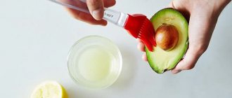 Смазывание половинки авокадо лимонным соком