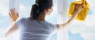 Женщина моет окно в солнечную погоду